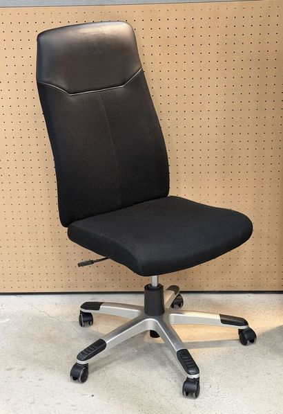 Chaise de bureau pivotante à roulettes. 
H....