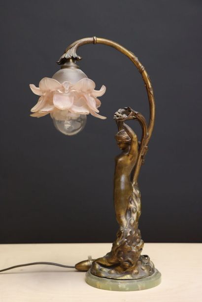 Lampe de salon en bronze. 
H. :42 cm.