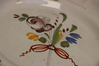 Cinq assiettes en faïence dont deux de Montagnon...