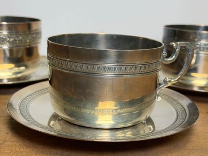Paire de grandes tasses en métal argenté
On...