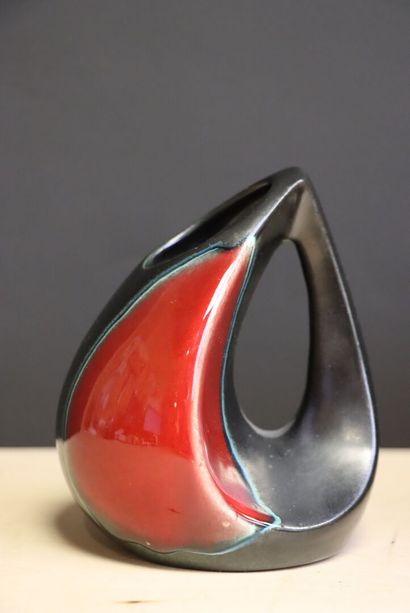 Pot à tabac et petit vase en faience
Années...