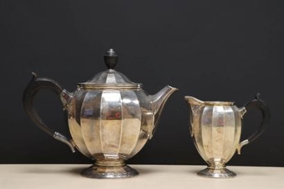 CHRISTOFLE: Théière et pot à lait en métal...