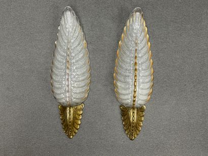 Paire d'appliques en verre moulé.
H. :34...