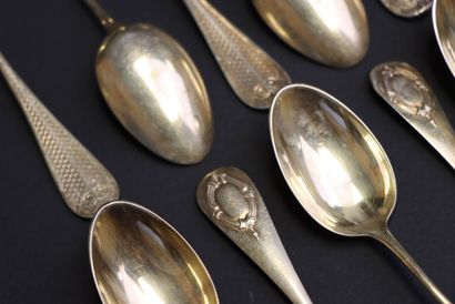Douze petites cuillères en argent. 
Poinçon...