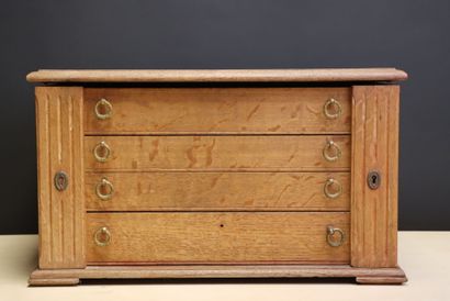 Christofle. 
Ménagère de couverts en métal...