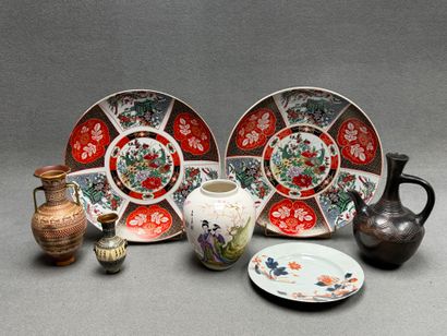 Lot comprenant: 
Deux grands plats décor...