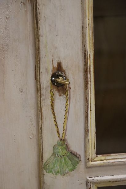 Vitrine rustique en bois laqué blanc. 
179...