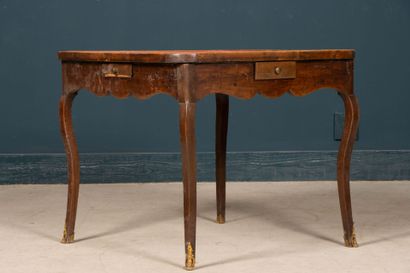 Table à jeux à pieds cambrés, ouvrant à quatre...