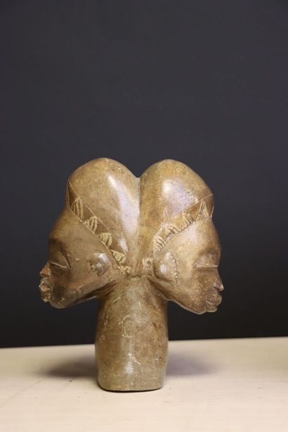 Trois têtes africaines en pierre sculptée,...