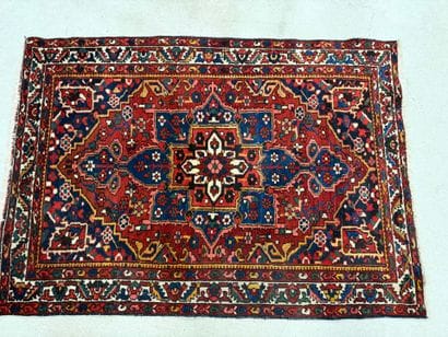 IRAN Tapis en laine fait main. 
200 x 142...