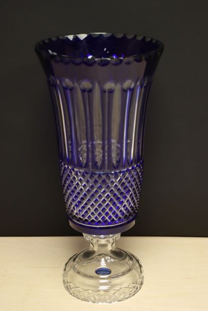 Grand vase en cristal taillé bleu et translucide.
H:...