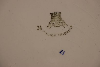 GIEN. 
Grand plat en faience à décor Renaissance...
