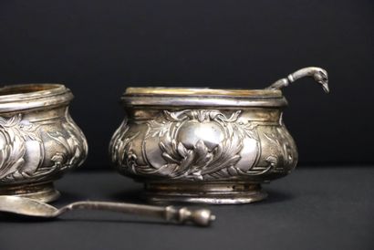 Paire de salerons et trois pelles à sel dépareillées...