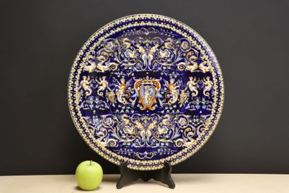 GIEN. 
Grand plat en faience à décor Renaissance...