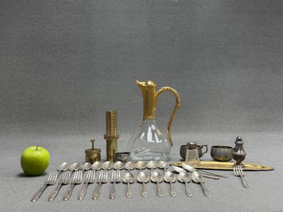 Lot comprenant:
Carafe, tasses, rond de serviette,...