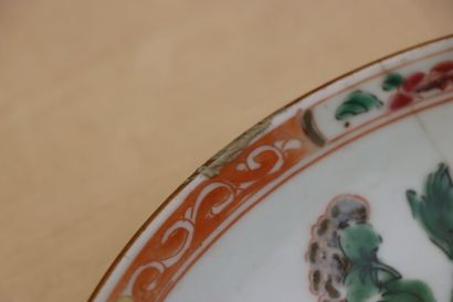 Assiette en porcelaine de Chine. 
D. :22...