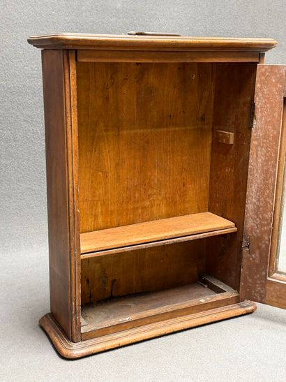 Petite vitrine à étagères , poignée au sommet
58...