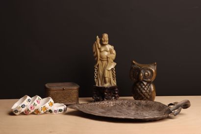 Lot comprenant: 
Personnage asiatique en...
