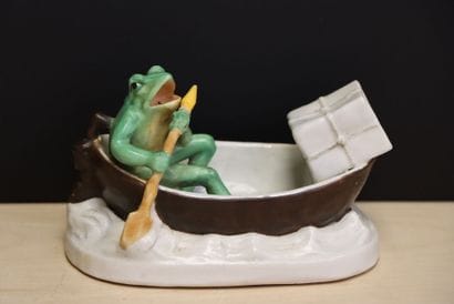 Grenouille en barque: 
Statuette en porcelaine
8,5...