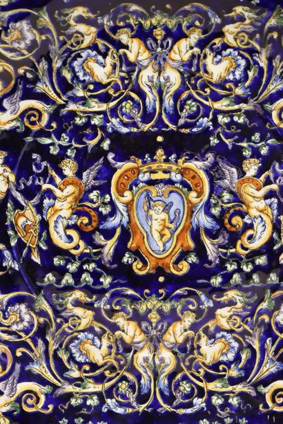 GIEN. 
Grand plat en faience à décor Renaissance...