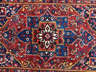 IRAN Tapis en laine fait main. 
200 x 142...