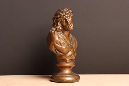 Buste de Jésus Christ en métal patiné. 
H....
