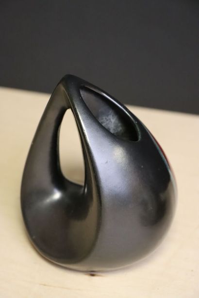 Pot à tabac et petit vase en faience
Années...