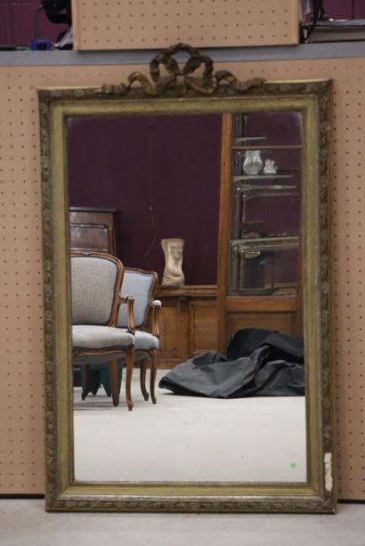Miroir cadre stuc doré. 
127 x 80 cm. 
manques...