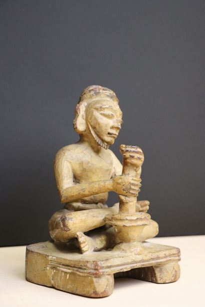 Trois têtes africaines en pierre sculptée,...