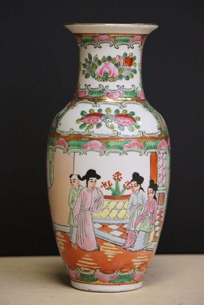 Petit vase en porcelaine de Chine. 
H. :21...