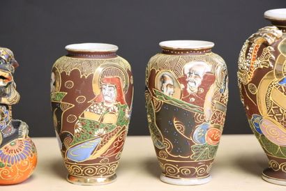 Satsuma. 
Deux paires de vases et deux brules...