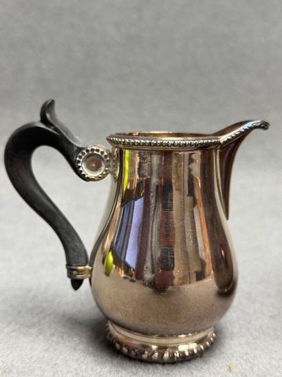 Théière et pot à lait en métal argenté. 
H....