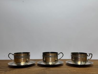 Paire de grandes tasses en métal argenté
On...