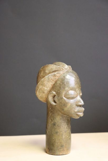 Trois têtes africaines en pierre sculptée,...