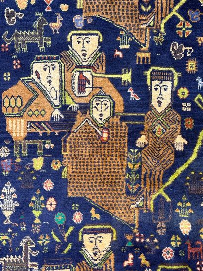 Tapis afghan en lainé à décor de personnages
200...