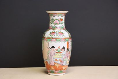 Petit vase en porcelaine de Chine. 
H. :21...