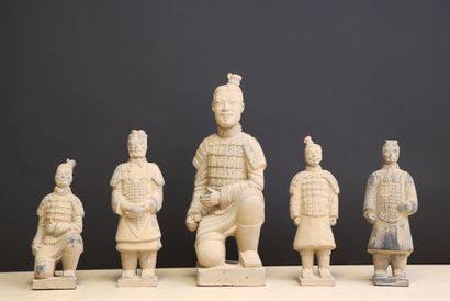 Cinq statuettes en terre cuite
Répliques...
