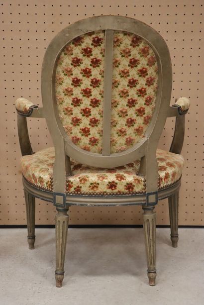 Paire de fauteuils médaillons d'époque Louis...