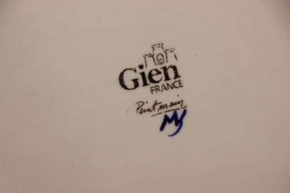GIEN.
Plat en faience , décor renaissance...