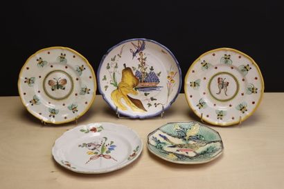 Cinq assiettes en faïence dont deux de Montagnon...