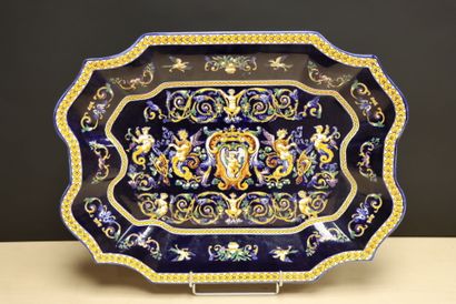 GIEN.
Plat en faience , décor renaissance...