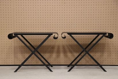 Paire de tables d'appoint pliantes en métal....