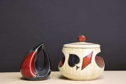 Pot à tabac et petit vase en faience
Années...