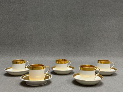 Cinq tasses et soucoupes en porcelaine. 
Paris...