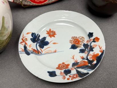 Lot comprenant: 
Deux grands plats décor...