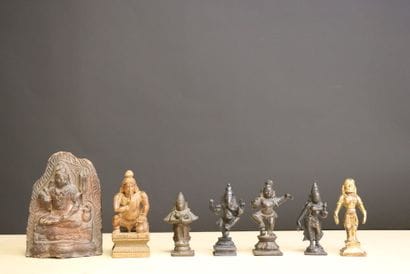 Divinités Indou - cinq sculptures en bronze,...
