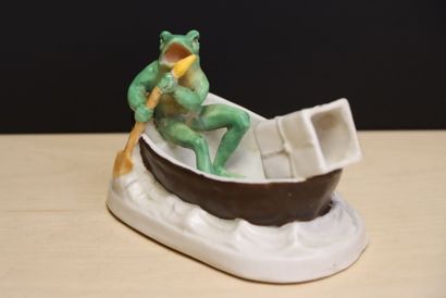 Grenouille en barque: 
Statuette en porcelaine
8,5...