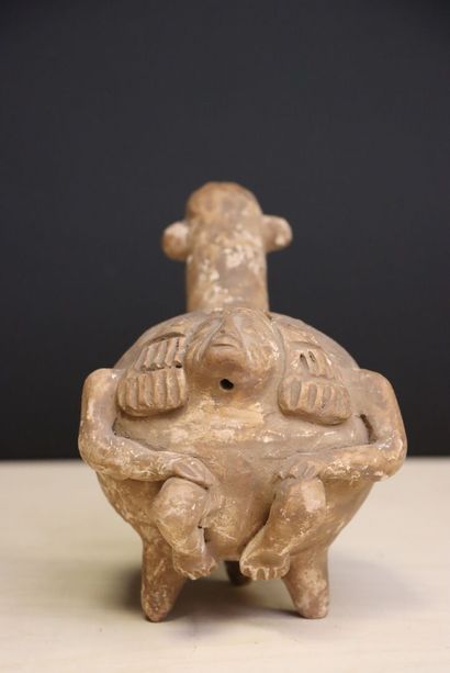 Cinq sculptures d'Amérique du Sud, vase toupie...