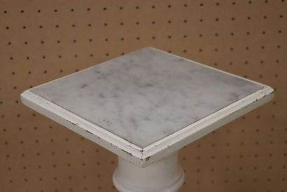 Colonne en bois laqué gris. 
H. :101 cm.