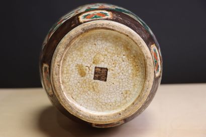 Grand vase en porcelaine de Nankin. 
H. :44...